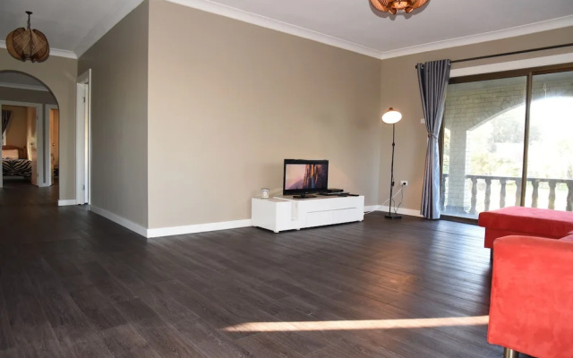 Warrawong holiday big home