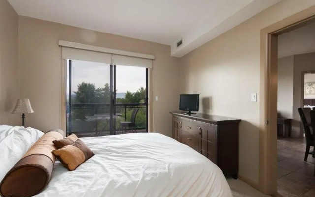 Corner Apartment with Lake View #518