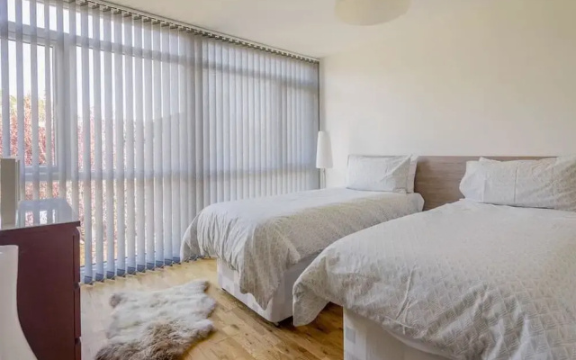 Central Townhouse With Double Terrace and Free Parking