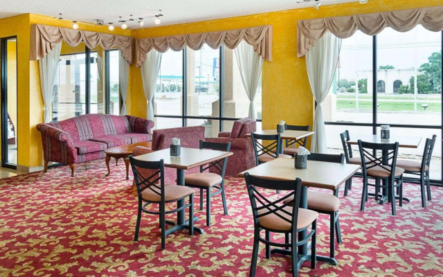 Econo Lodge Hillsboro I-35