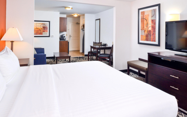 Holiday Inn Express & Suites Greenfield by IHG