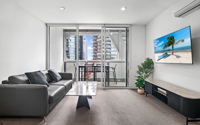 Modern 1 Bed Apartment With City Views