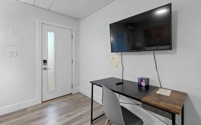 Chic City Retreat 93E