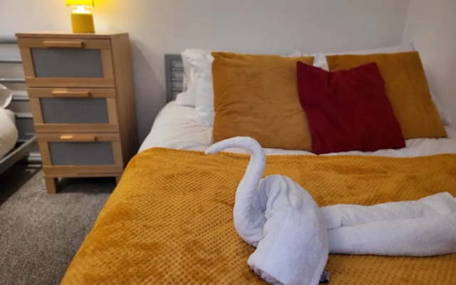 Luxury River View 2-bed Apt, Wifi, Garden, River