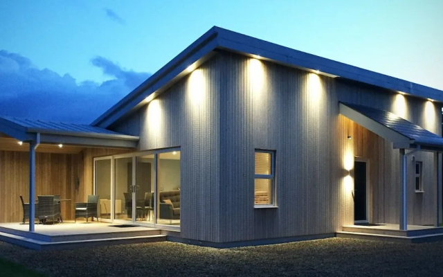 Executive Lakeside Lodge at Mullans Bay