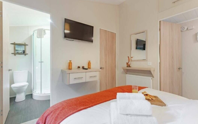 Pine Lodge - Kelling Heath Holiday Park - 20952