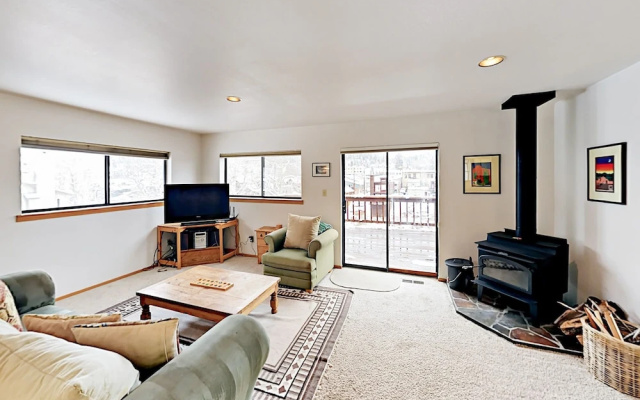 Riverfront Retreat - 3 Br Home