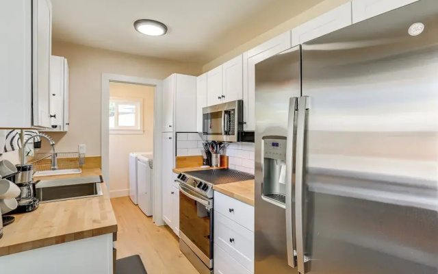Walkable & Bright Bungalow in Dtwn Redding!