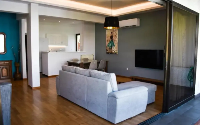 Βright Walled Designed Apt in Glyfada Center