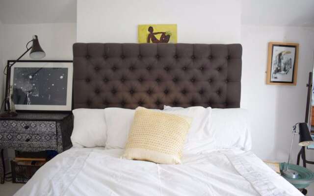 Отель Bright Home in Stoke Newington комната для гостей
