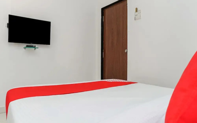OYO 19677 Hotel Gurukrupa