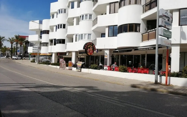 Cozy 1-bed Apartment Near Oura Beach