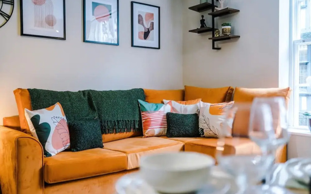 NEW Stylish 1-bed Flat Great Location Sleeps 4