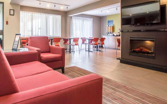 Отель Comfort Inn Kirkland Lake комната для гостей