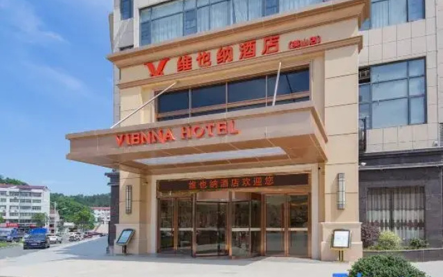 Vienna Hotel (Biyan Avenue, Yingshan Hot Spring Town)