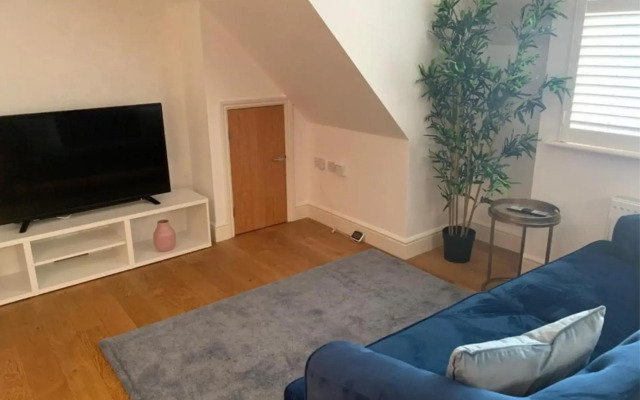 Addlestone - Large Stunning 2 bed room Apartment