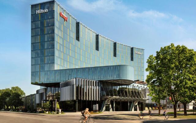 Отель Hilton Tallinn Park вид на фасад
