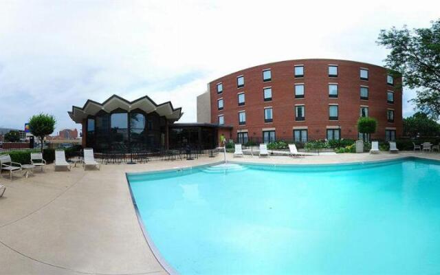 Отель Holiday Inn Express Columbus Downtown США, Колумбус - отзывы, цены и фото номеров - забронировать отель Holiday Inn Express Columbus Downtown онлайн вид на фасад