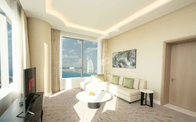 LUX Iconic Views at The Palm Tower 6