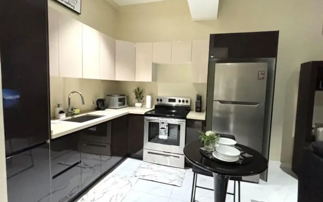 Stylish 1-Bed Condo with Views in Harloe