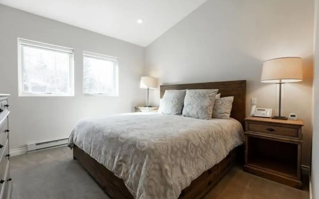 Northwoods E311 5 Bedroom Condo by RedAwning