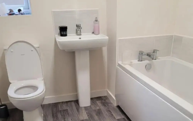 Central 2 Bed Home - Parking, Ev Point, Garden