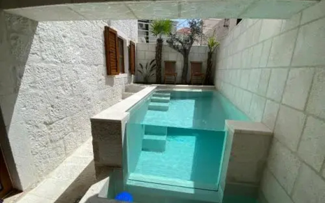 St Charles Apartment