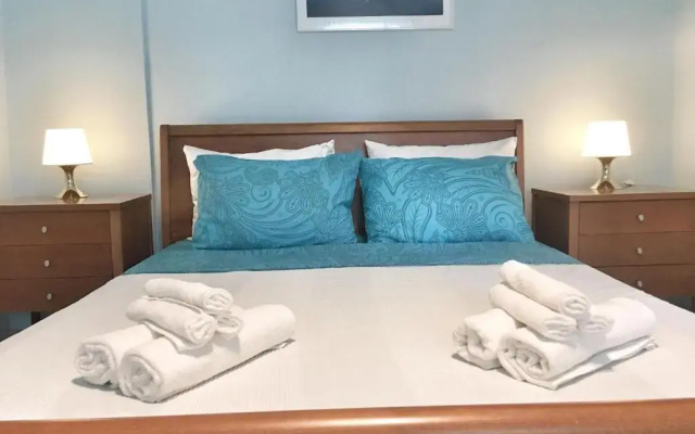 Renovated apt 100m from beach WiFi AC