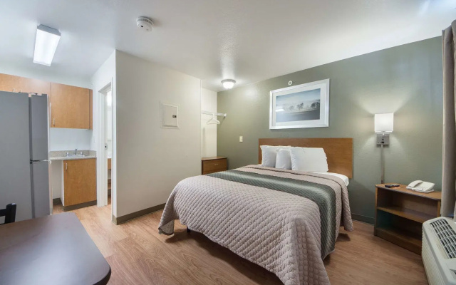 HomeTowne Studios by Red Roof Dallas - Irving
