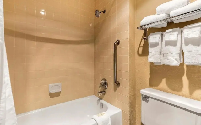 Quality Inn & Suites Columbia I-70