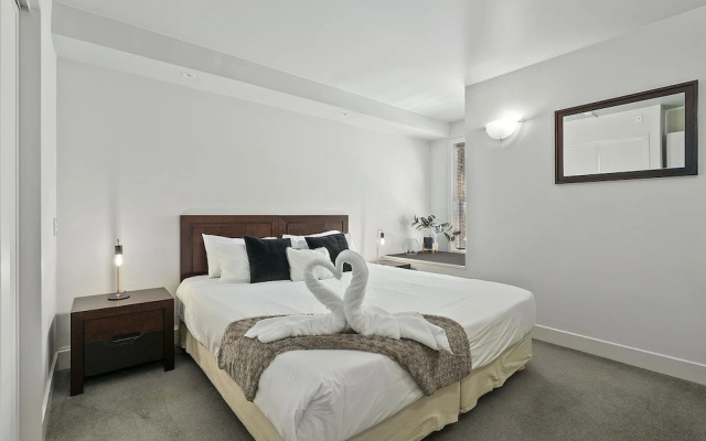 Lakeside Living - Modern 2-Bedroom Apartment