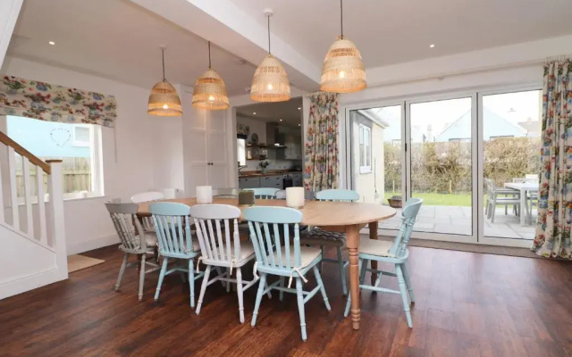 Spacious & modern beach house, 100m to beach