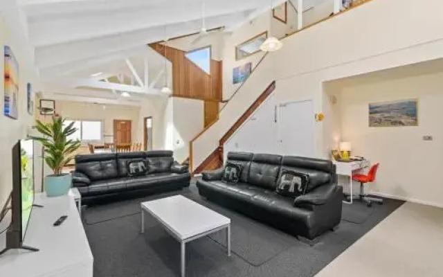 Black Dolphin Waterfront Townhouse - Bay Views