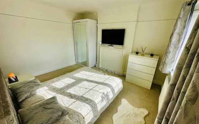 Gerrardscross - Stay4 - Parking - Petsok - Wembley