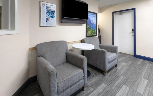 Travelodge by Wyndham Madison Heights MI