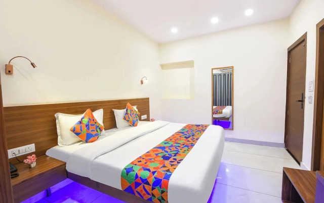 Fabhotel Celebrity Inn