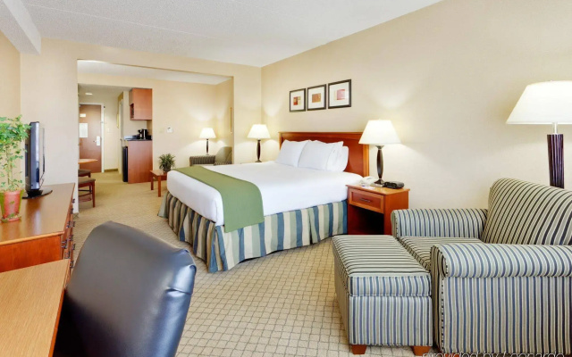 Holiday Inn Express & Suites Riverhead - Long Island by IHG