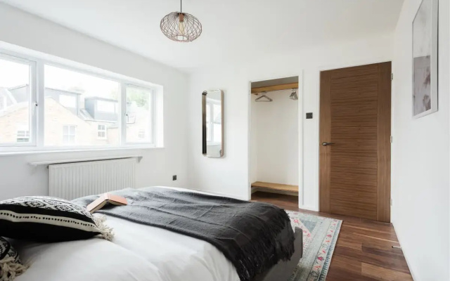 The Century Chalet - Contemporary 2BDR Townhouse with Parking