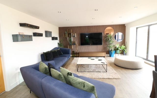 Lincoln 4-beds, Sleeps 13, Hot Tub & Pet Friendly
