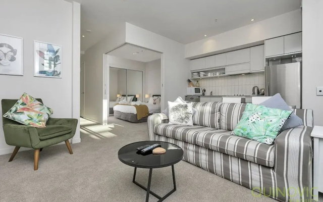 QV Refined Viaduct Harbour Apt - 879