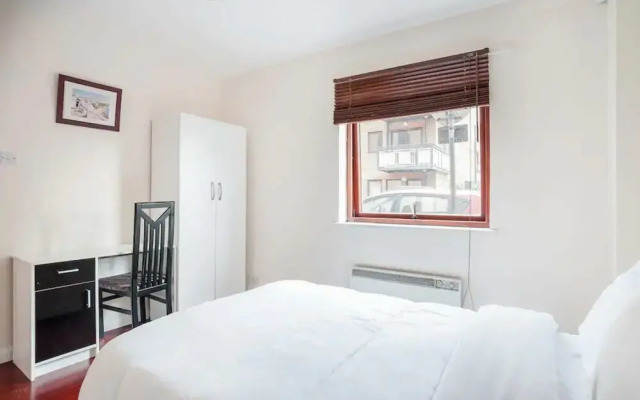 Homely 2 Bedroom House By Canary Wharf
