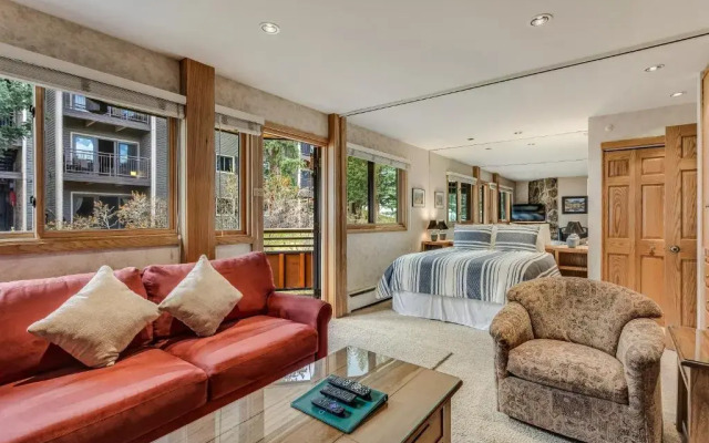 Laurelwood Condominiums Studio Premier Unit 407
