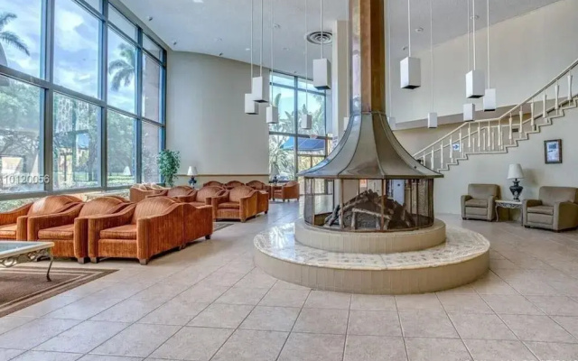 Amazing Apartment,hallandale Beach, Walk to Ocean!