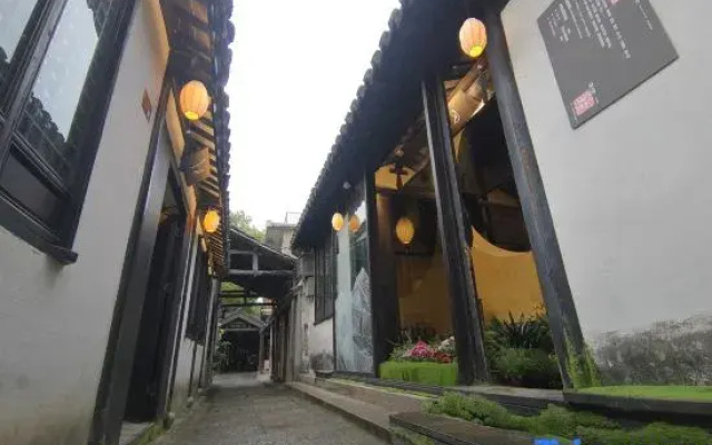 Yueshang Zen Space Homestay (Jinxi Ancient Town)