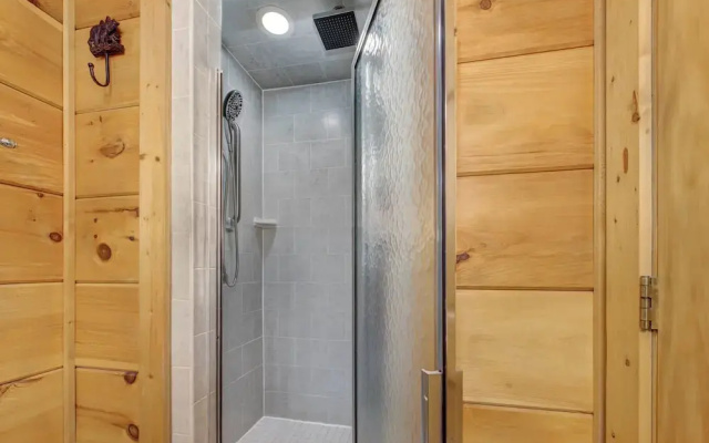 Only Dreamin' Cabin w/ Private Hot Tub