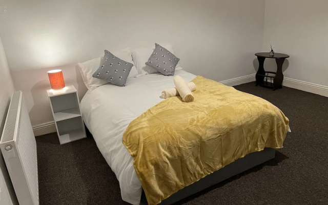 Guesthouse-2br-parking-wifi-toiletriesprovided