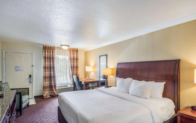 Clarion Inn & Suites Central Clearwater Beach