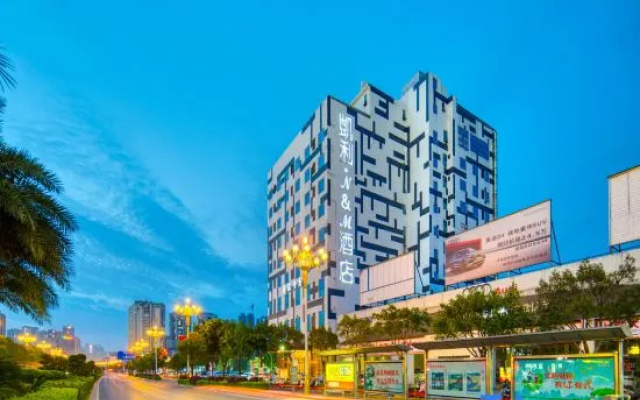 Kelly · N&M Hotel (Guilin North High-speed Railway Station)