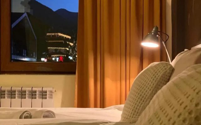 Room-granat Double Room 3- Next to Gondo