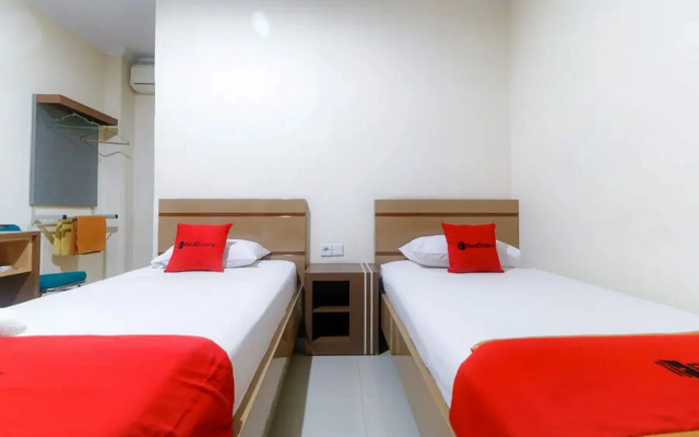 RedDoorz Plus near WTC Batanghari Mall